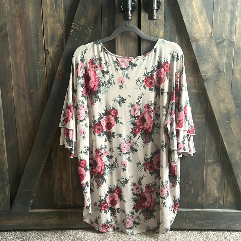 Flowy Floral Top - Picture 2 of 3